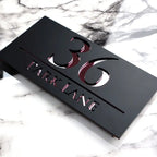 Hausnummernschild der Familie