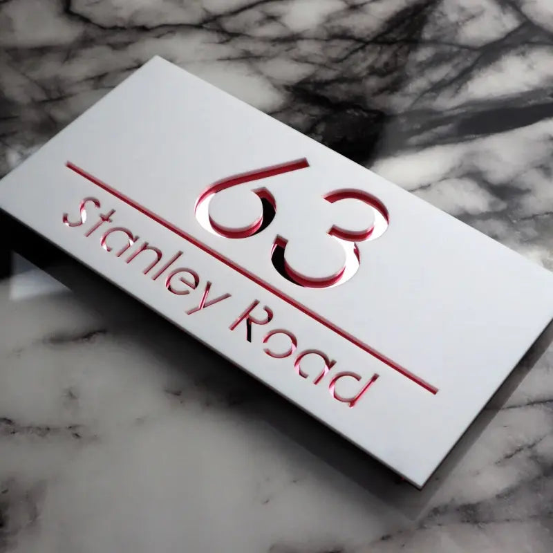 Hausnummernschild der Familie