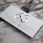 Hausnummernschild der Familie