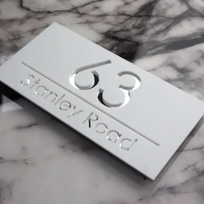 Hausnummernschild der Familie