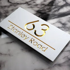 Hausnummernschild der Familie