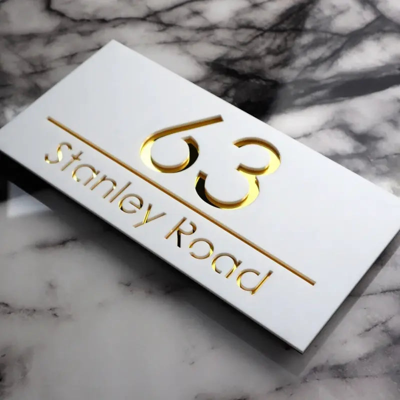 Hausnummernschild der Familie