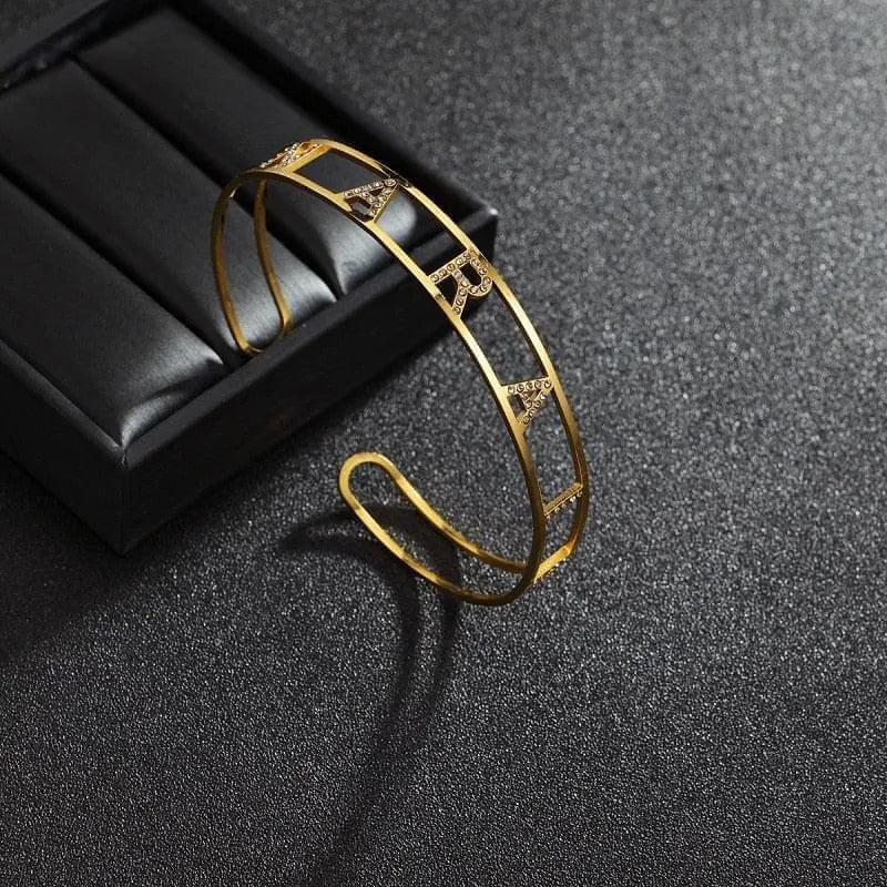 Personalisiertes Armband mit Namen und Schmetterling